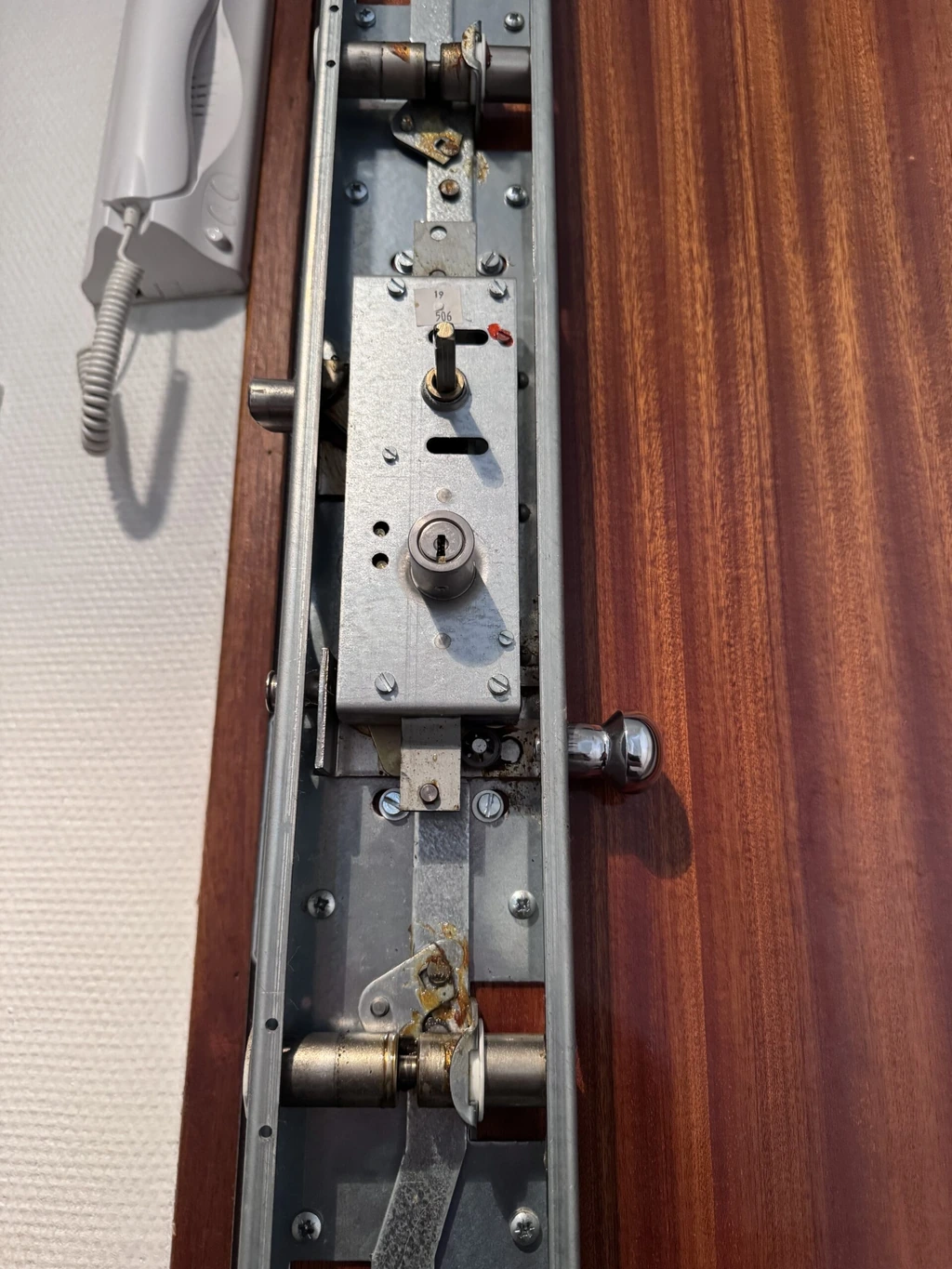 Visible mechanism of a multipoint lock on a wooden door, MULTISECU intervention