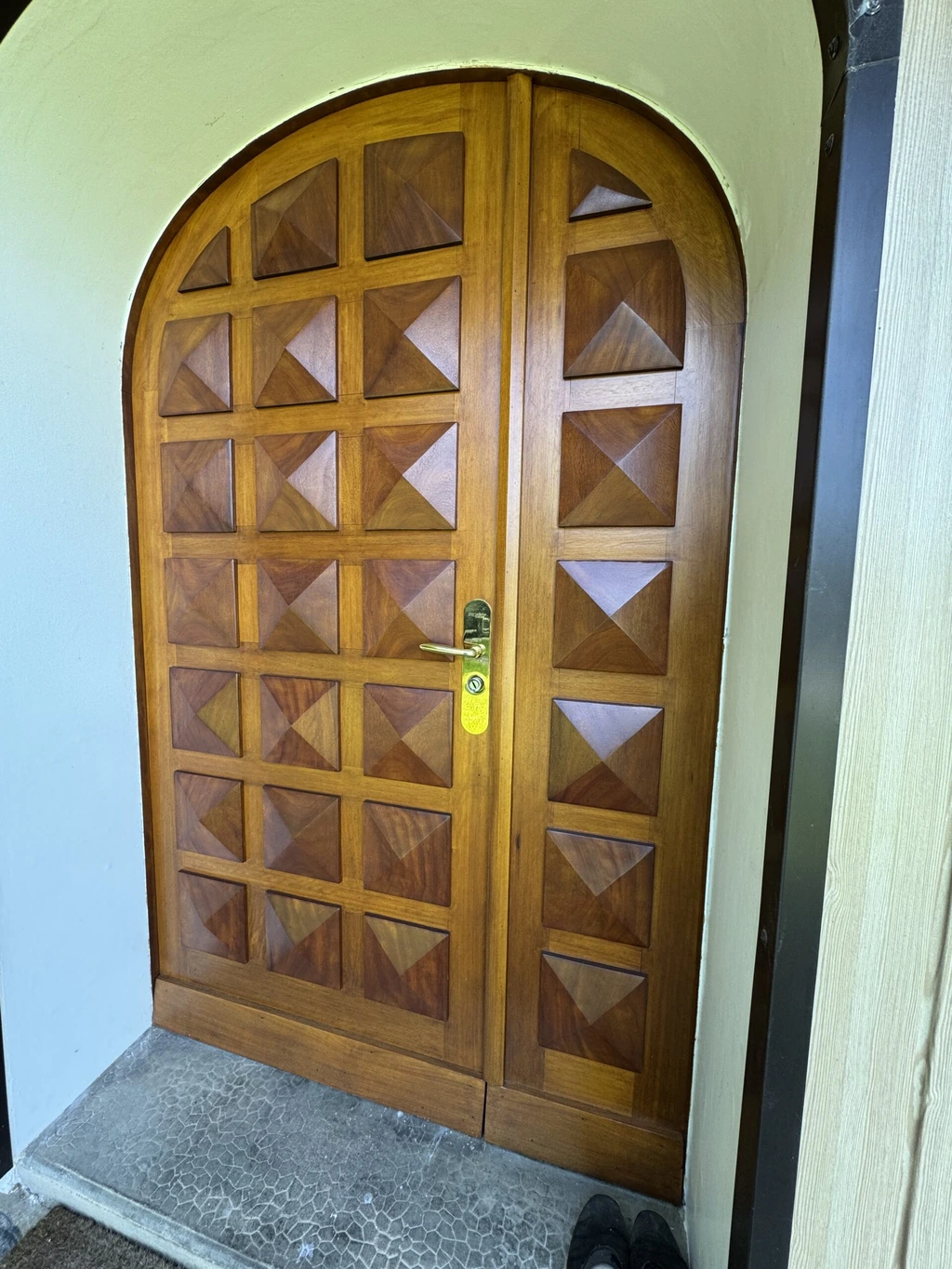 Wooden curved door with its handle — MULTISECU