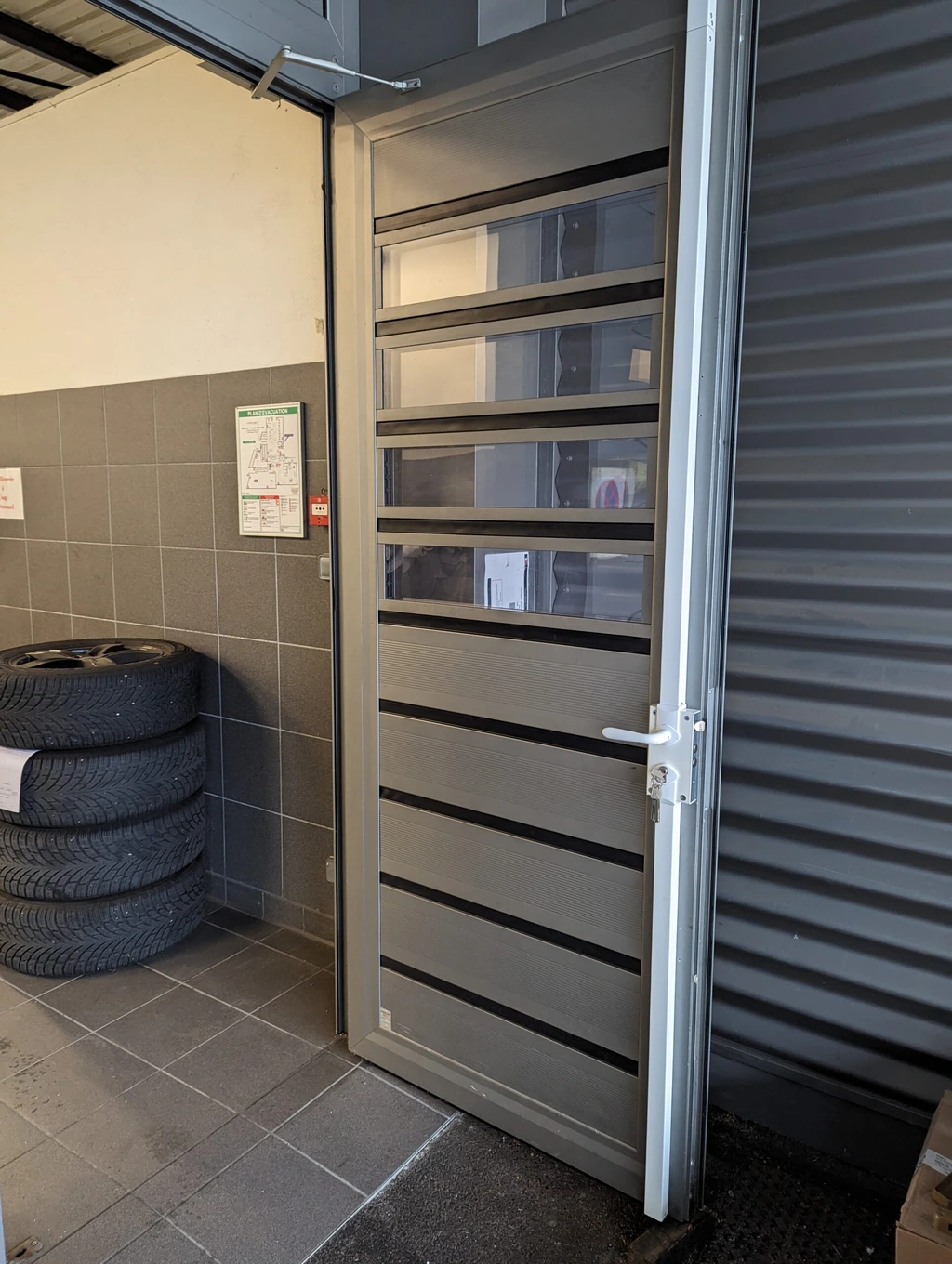 Professional premises gate: lock and handle for a garage access — carried out by MULTISECU.