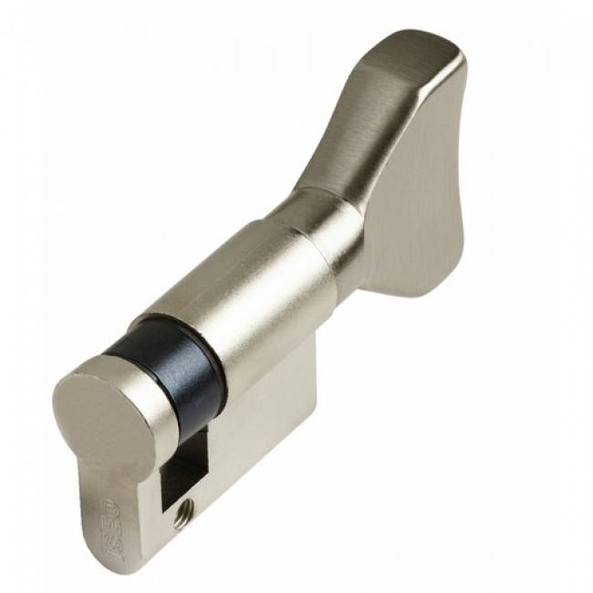 Un demi-cylindre de serrure à bouton <span class="source">(<a href="https://www.bricozor.com/cylindres-simples-bouton-surete-profil-europeen-varie-laiton-nickele-mat-serie-r6-iseo-city.html" target="_blank">source</a>)</span>