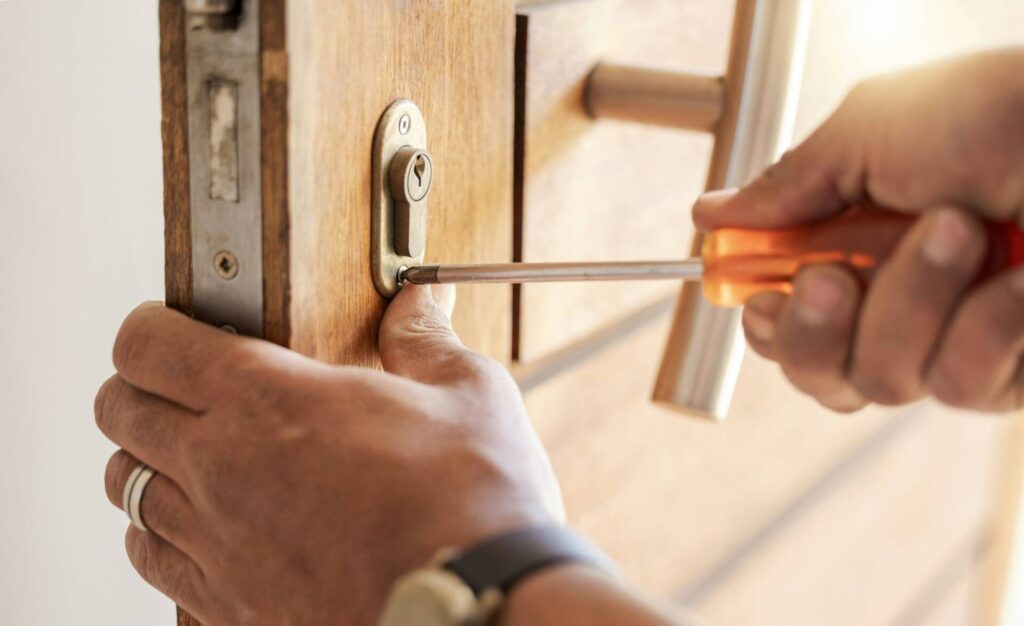 Intervention on a lock mechanism