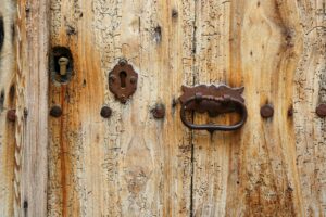 Comment ouvrir une ancienne serrure de porte sans clé ?
