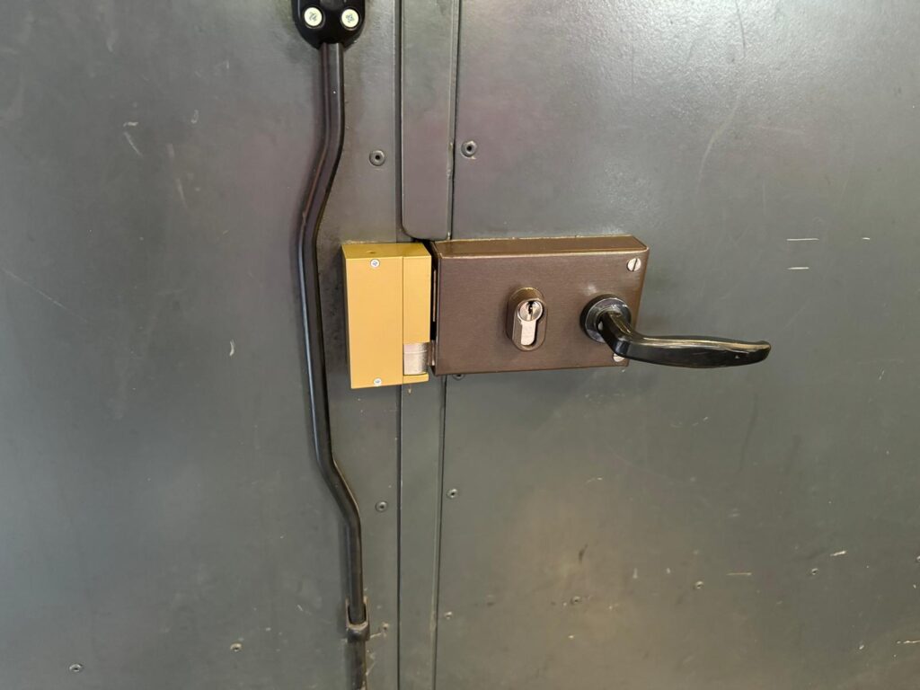 Electric strike replacement in Groisy