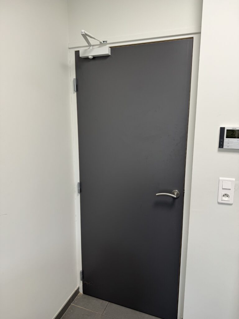 Door fitted with a door closer